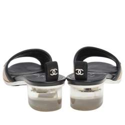 مملوكة مسبقًا صندل سلايد شانيل شعار جلد بيج/ أسود مقاس 35.5