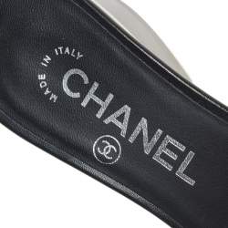 مملوكة مسبقًا صندل سلايد شانيل شعار جلد بيج/ أسود مقاس 35.5