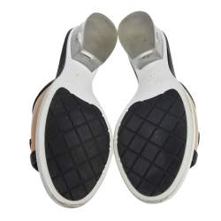 مملوكة مسبقًا صندل سلايد شانيل شعار جلد بيج/ أسود مقاس 35.5