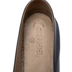 مملوكة مسبقًا Chanel Navy Blue/Black Leather CC Cap-Toe Flat Espadrilles Size 41