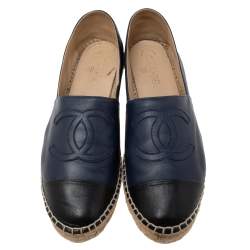 مملوكة مسبقًا Chanel Navy Blue/Black Leather CC Cap-Toe Flat Espadrilles Size 41