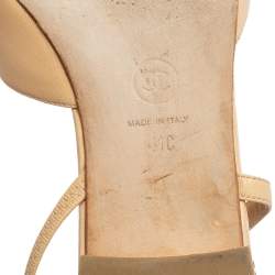 مملوكة مسبقًا Chanel Beige/White Patent And Leather Cap Toe Slingback Sandals Size 41