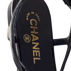 Pre Owned Chanel Black/White Patent Leather CC Camellia Flat Thong Sandals Size 36.5