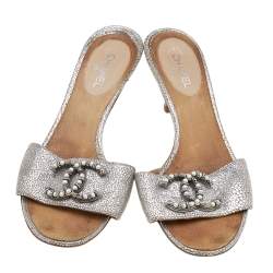 Pre Owned Chanel Silver Textured Leather CC Embellished Slide Sandals Size 37