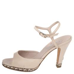 مملوكة مسبقًا صندل شانيل جلد كريمي مقدمة مفتوحة سير كاحل مزين بسلسلة مقاس 38.5