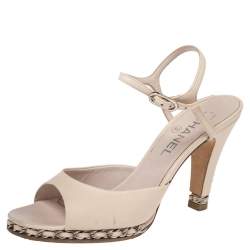مملوكة مسبقًا صندل شانيل جلد كريمي مقدمة مفتوحة سير كاحل مزين بسلسلة مقاس 38.5