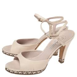 مملوكة مسبقًا صندل شانيل جلد كريمي مقدمة مفتوحة سير كاحل مزين بسلسلة مقاس 38.5