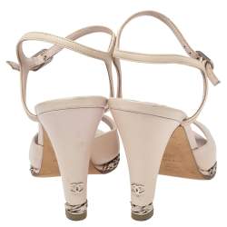 مملوكة مسبقًا صندل شانيل جلد كريمي مقدمة مفتوحة سير كاحل مزين بسلسلة مقاس 38.5