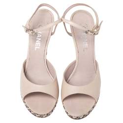 مملوكة مسبقًا صندل شانيل جلد كريمي مقدمة مفتوحة سير كاحل مزين بسلسلة مقاس 38.5