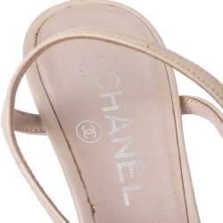 مملوكة مسبقًا صندل شانيل جلد كريمي مقدمة مفتوحة سير كاحل مزين بسلسلة مقاس 38.5