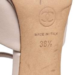 مملوكة مسبقًا صندل شانيل جلد كريمي مقدمة مفتوحة سير كاحل مزين بسلسلة مقاس 38.5