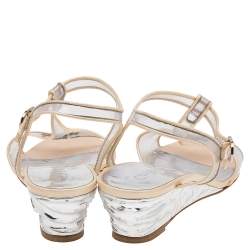 مملوكة مسبقًا صندل شانيل جلد لامع و�مشمع بلاستيك بيج سير حرف تي سي سي كعب روكي مقاس 39.5