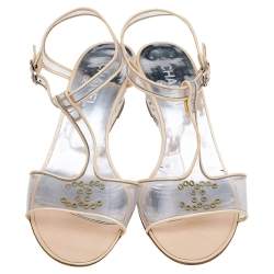 مملوكة مسبقًا صندل شانيل جلد لامع ومشمع بلاستيك بيج سير حرف تي سي سي كعب روكي مقاس 39.5