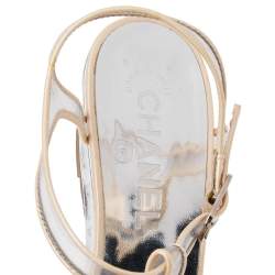 مملوكة مسبقًا صندل شانيل جلد لامع ومشمع بلاستيك بيج سير حرف تي سي سي كعب روكي مقاس 39.5