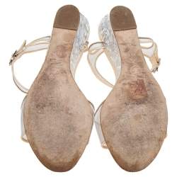 مملوكة مسبقًا صندل شانيل جلد لامع ومشمع بلاستيك بيج سير حرف تي سي سي كعب روكي مقاس 39.5