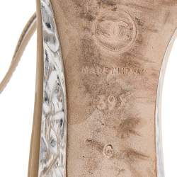 مملوكة مسبقًا صندل شانيل جلد لامع ومشمع بلاستيك بيج سير حرف تي سي سي كعب روكي مقاس 39.5