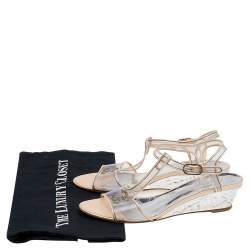 مملوكة مسبقًا صندل شانيل جلد لامع ومشمع بلاستيك بيج سير حرف تي سي سي كعب روكي مقاس 39.5