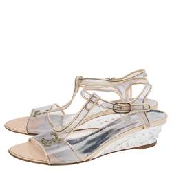 مملوكة مسبقًا صندل شانيل جلد لامع ومشمع بلاستيك بيج سير حرف تي سي سي كعب روكي مقاس 39.5