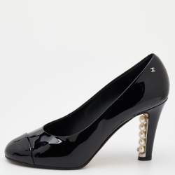 Pre Owned حذاء كعب عالي شانيل جلد صناعي لامع أسود كعب مزخرف لؤلؤ شعار سي سي غطاء مقدمة مقاس 35.5