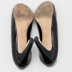 Pre Owned حذاء كعب عالي شانيل جلد صناعي لامع أسود كعب مزخرف لؤلؤ شعار سي سي غطاء مقدمة مقاس 35.5