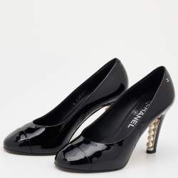 Pre Owned حذاء كعب عالي شانيل جلد صناعي لامع أسود كعب مزخرف لؤلؤ شعار سي سي غطاء مقدمة مقاس 35.5