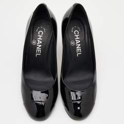 Pre Owned حذاء كعب عالي شانيل جلد صناعي لامع أسود كعب مزخرف لؤلؤ شعار سي سي غطاء مقدمة مقاس 35.5