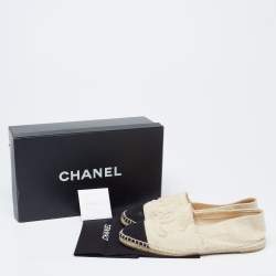 مملوكة مسبقًا حذاء فلات إسبادريل شانيل كانفاس أسود/أوف وايت مزين سي سي مقدمة سوداء مقاس 38