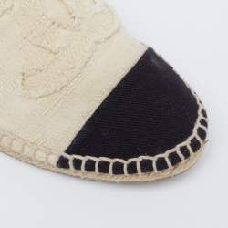 مملوكة مسبقًا حذاء فلات إسبادريل شانيل كانفاس أسود/أوف وايت مزين سي سي مقدمة سوداء مقاس 38