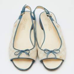 مملوكة مسبقًا Chanel Cream/Blue Leather And Canvas CC Bow Slingback Flat Sandals Size 39
