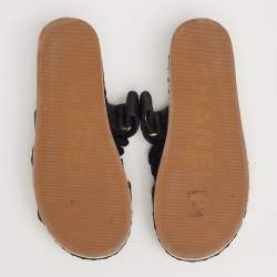 مملوكة مسبقًا صندل فلات شانيل جلد مبطن أسود بحبل شعار ماركة سي سي مقاس 38