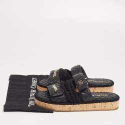 مملوكة مسبقًا صندل فلات شانيل جلد مبطن أسود بحبل شعار ماركة سي سي مقاس 38