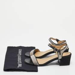 مملوكة مسبقًا صندل شانيل CC قماش لوريكس  أسود / فضي بكعب عريض وحزام كاحل مقاس 37.5