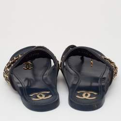 مملوكة مسبقًا Chanel Navy Blue Leather Chain Flat Sandals Size 39