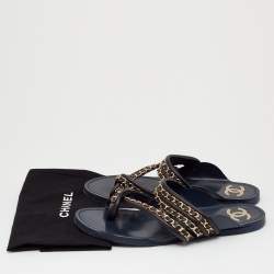 مملو كة مسبقًا Chanel Navy Blue Leather Chain Flat Sandals Size 39