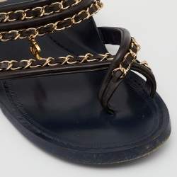 مملوكة مسبقًا Chanel Navy Blue Leather Chain Flat Sandals Size 39