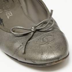 Pre Owned Chanel Metallic Grey Leather CC Cap Toe Bow Ballet Flats Size 39