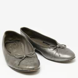 Pre Owned Chanel Metallic Grey Leather CC Cap Toe Bow Ballet Flats Size 39