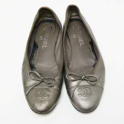 Pre Owned Chanel Metallic Grey Leather CC Cap Toe Bow Ballet Flats Size 39