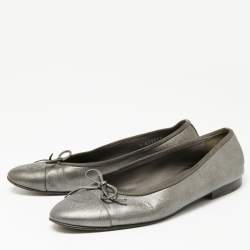 Pre Owned Chanel Metallic Grey Leather CC Cap Toe Bow Ballet Flats Size 39