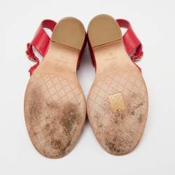 Pre Owned صندل شانيل جلد وردي مبطن سير حرف تي كعب مربع سميك مقاس 40