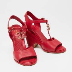 Pre Owned صندل شانيل جلد وردي مبطن سير حرف تي كعب مربع سميك مقاس 40