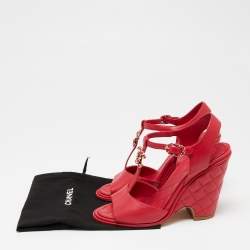 Pre Owned صندل شانيل جلد وردي مبطن سير حرف تي كعب مربع سميك مقاس 40