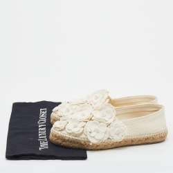 مملوكة مسبقًا حذاء فلات شانيل إسبادريل كاميليا كانفاس CC  أوف وايت مقاس 38