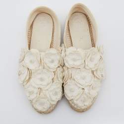 مملوكة مسبقًا حذاء فلات شانيل إسبادريل كاميليا كانفاس CC  أوف وايت مقاس 38