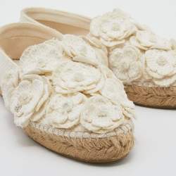 مملوكة مسبقًا حذاء فلات شانيل إسبادريل كاميليا كانفاس CC  أوف وايت مقاس 38