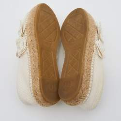 مملوكة مسبقًا حذاء فلات شانيل إسبادريل كاميليا كانفاس CC  أوف وايت مقاس 38