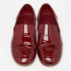 مملوكة مسبقًا حذاء لوفرز شانيل جلد لامع عنابي مزين سي سي مقاس 39.5