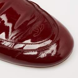 مملوكة مسبقًا حذاء لوفرز شانيل جلد لامع عنابي مزين سي سي مقاس 39.5