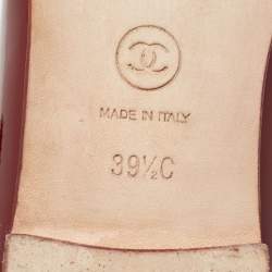 مملوكة مسبقًا حذاء لوفرز شانيل جلد لامع عنابي مزين سي سي مقاس 39.5