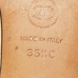 Pre Owned صندل سلايد شانيل كانفاس وجلد أسود/بيج مقدمة مدببة مقاس 36.5